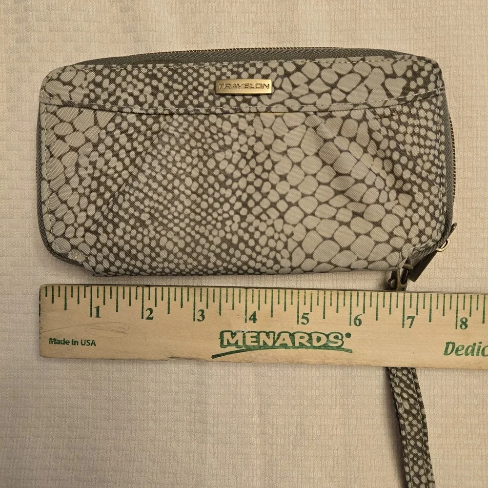 Travelon clutch wallet